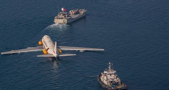 بالفيديو والصور.. السلطات البحرينية تغرق طائرة مدنية من طراز ” بوينج 747 “