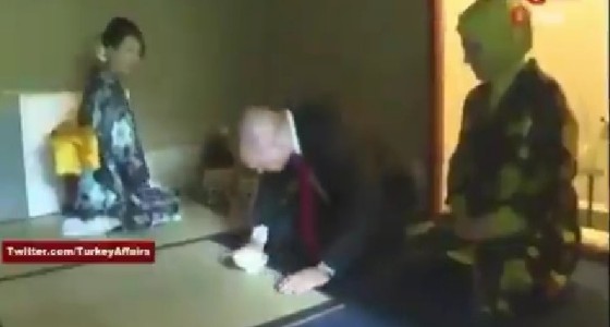 بالفيديو.. مشهد صادم لأردوغان وهو يؤدي تعاليم البوذية