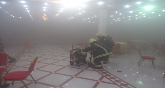 بالصور.. إصابة شخصين في حريق غرفة بقاعة أفراح بحفر الباطن
