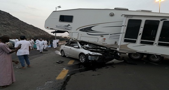 إصابة شاب في حادث تصادم مركبة بكرافان متنقل بطريق شرائع مكة