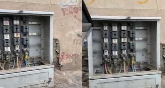بالفيديو.. كابينة كهرباء مفتوحة تهدد حياة السكان في حي جبل النور بمكة
