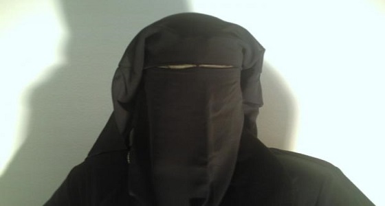 رجل يرتدي نقابا لكشف خيانة زوجته