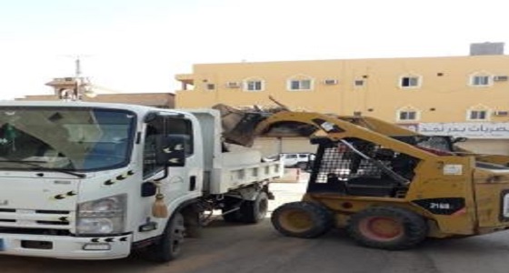 بلدية طريف تواصل أعمال رفع وإزالة المخلفات من الأحياء الداخلية