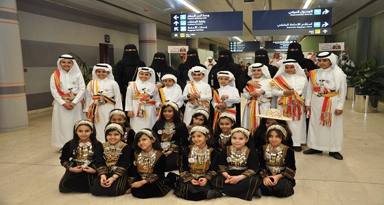 بالصور.. طلاب وطالبات عسير يستقبلون المصطافين بالورود