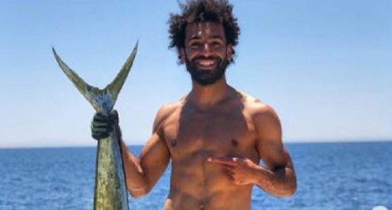 بالصور.. محمد صلاح يشارك جمهوره نجاحه بإصطياد سمكة عملاقة