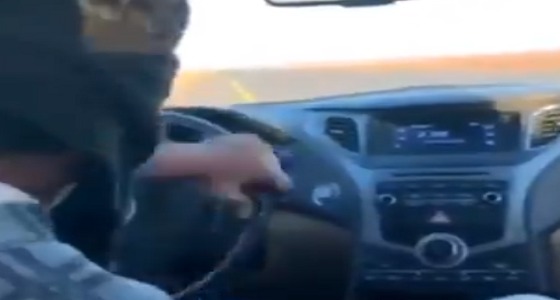 بالفيديو.. متهور يقود السيارة بسرعة مع وجود رضيع بجانبه
