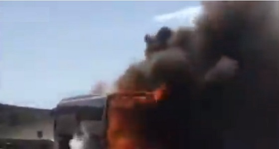 بالفيديو.. اشتعال النيران في حافلة سياح بإيران