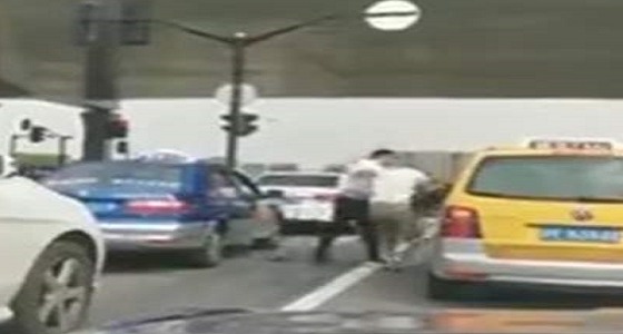 حادثة طريفة لرجلين يتشاجران وسط الزحام المروري