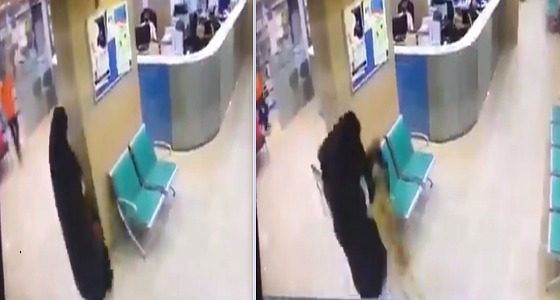 بالفيديو.. كلب ضال يهاجم أم وابنتها بمدخل أحد المستشفيات