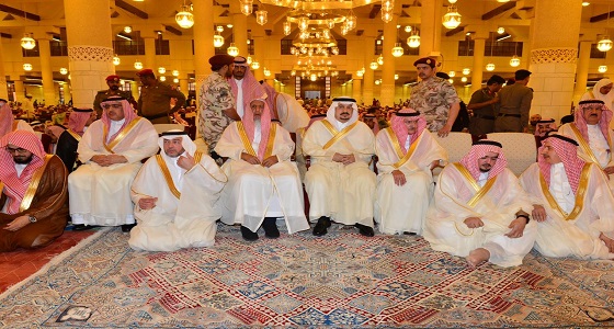 أمير ⁧‫الرياض‬⁩ يؤدي صلاة ⁧‫العيد‬⁩ مع جموع المصلين في جامع الإمام تركي بن عبدالله