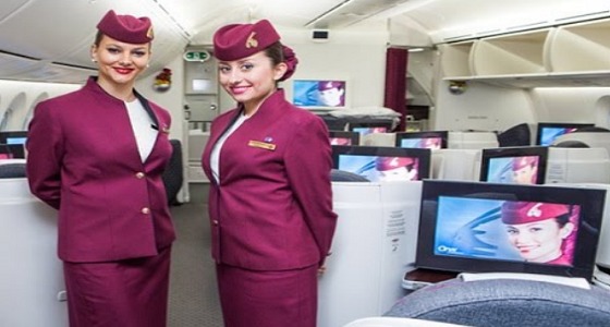 أسباب ترحيب المضيفات بالمسافرين وأيديهم خلف ظهورهم