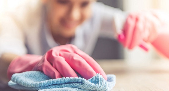 أخطاء تتسبب في انتشار العدوى والبكتريا خلال تنظيف المنزل
