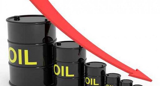 زيادة مفاجئة للمخزونات الأمريكية تهبط بأسعار النفط