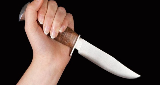 فتاة تذبح شقيقتها وتصيب الأخرى خوفا من فضح علاقتها العاطفية 