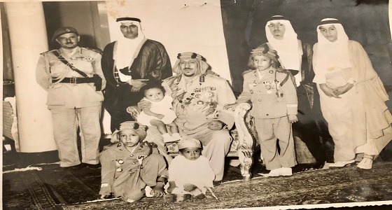 صورة نادرة للملك سعود بزي القائد الأعلى للقوات المسلحة