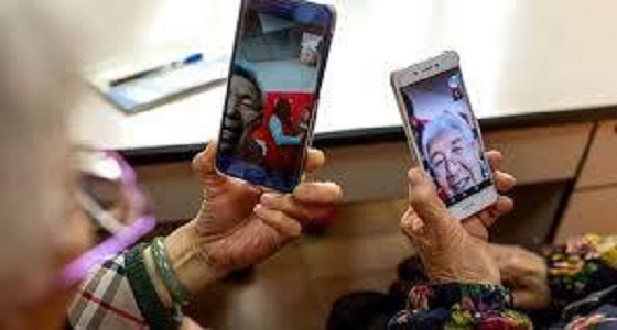 الاعتماد التام على الشباب في طلب المساعدة التقنية يؤدي إلى توتّر العلاقات الأسرية