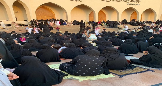 النساء اضطررن للصلاة بالخارج..مصلون يناشدون بمحاسبة إدارة مسجد بالرياض