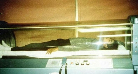 معلومات مثيرة عن الغرفة الزجاجية التي كان ينام بداخلها مايكل جاكسون