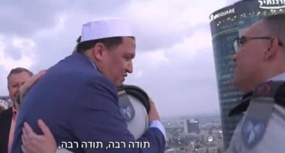 بالفيديو..واعظ إسلامي يعانق جنود الاحتلال الإسرائيلي ويدعو لهم بالنصر!