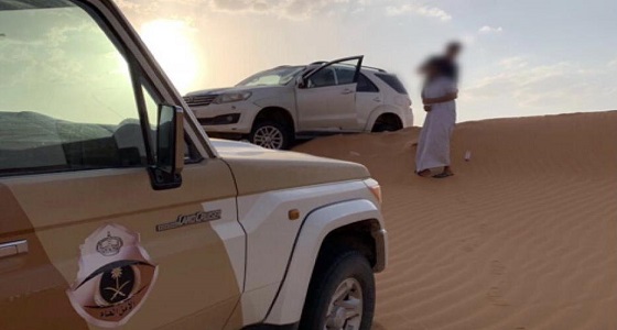بالصور.. تعطل سيارة 3 أشخاص بصحراء &#8221; النفود &#8220;