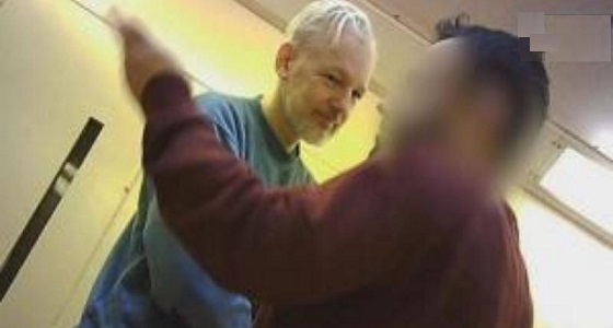 فيديو مسرب من داخل سجن مؤسس موقع ويكيليكس يكشف واقع حياته