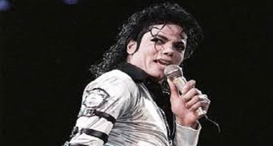 اكتشاف شعارات وأشياء غريبة في غرفة مايكل جاكسون قبل وفاته