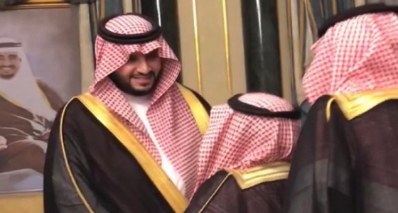 بالفيديو.. الأمير تركي بن محمد يؤدي العرضة احتفالا بزواجه