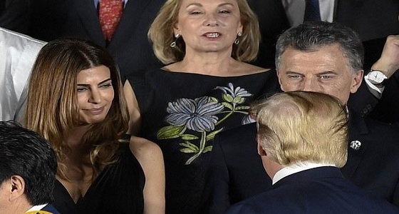 &#8221; لمسات وقبلات &#8220;.. ترامب يغازل زوجة الرئيس الأرجنتيني ويلفت النظر إليه