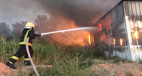 بالصور.. إخماد حريق بمستودع للمواد البلاستيكية في بريدة