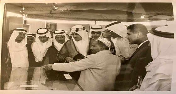 صورة تاريخية للملك سعود أثناء أفتتاح معرض الزيت بالرياض