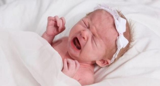 تدليك الطفل وتقميطه لإنهاء بكائه المتواصل