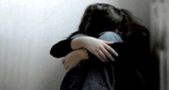 رجل يستغل زوجته للقيام بأعمال البغاء