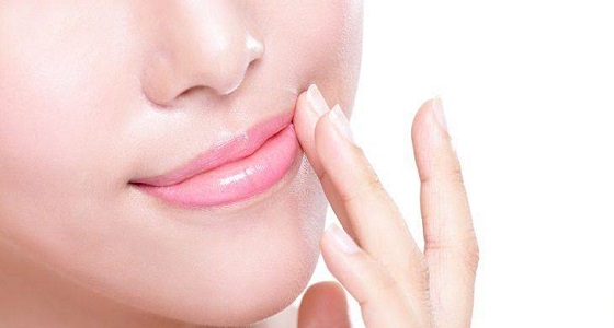 طرق طبيعية فعالة لترطيب الشفاه وحمايتها من التشققات 