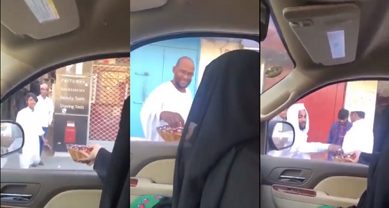 بالفيديو.. مواطنة مسنة تعايد على المقيمين في شوارع المملكة