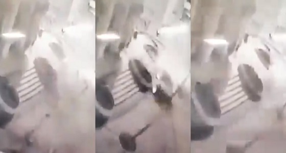 صدام مروع.. سيارة مسرعة تصطدم بقوة في أرصفة أحد بنوك جدة (فيديو)