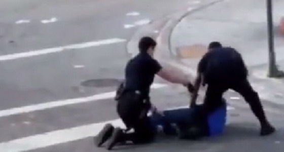 بالفيديو.. ضابط شرطة يصعق زميله بصدمة كهربائية بالخطأ