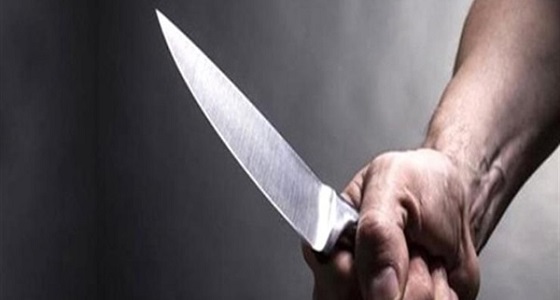 أب يطعن ابنه حتى الموت خوفا على الناس 