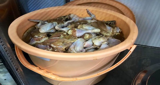 بالصور.. إغلاق مطعم مخالف في مكة