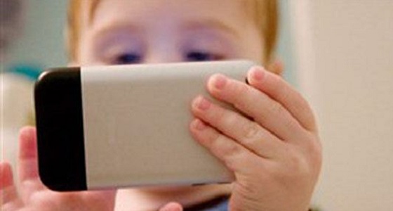 طفلة عمرها عامان تكاد تفقد بصرها بسبب هاتف ذكي
