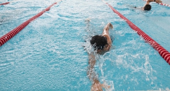 ابتلاع مياه حوض السباحة يسبب ” الإسهال “