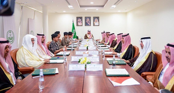 أمير الحدود الشمالية يرأس اجتماع لجنة الدفاع المدني بالمنطقة
