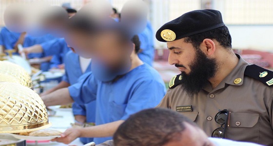 بالصور.. نزلاء السجون يحتفلون بالعيد مع عوائلهم