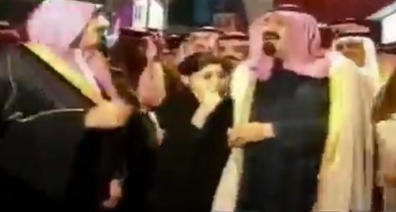 بالفيديو.. موقف أبوي للملك عبدالله عندما وجد طفلة ضائعة في سوق العقارية