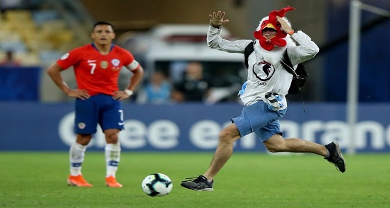 بالصور..مشجع يرتدي رأس دجاجة يقتحم مباراة تشيلي والأوروغواي