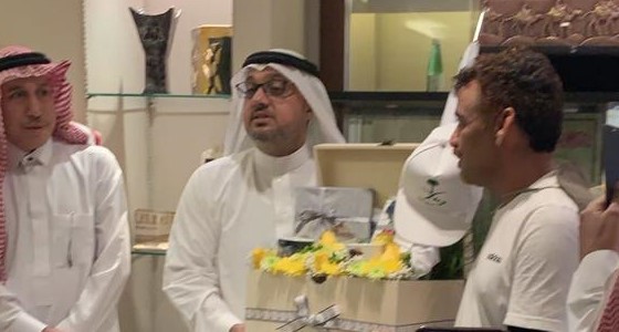 الرحالة ” البارقي ” يزور جمعية أصدقاء الأيدي الحرفية خلال رحلته