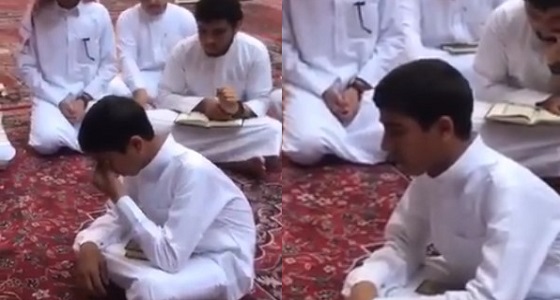  فيديو مؤثر.. شاب يدخل في نوبة بكاء لإتمامه حفظ القرآن بحفر الباطن 