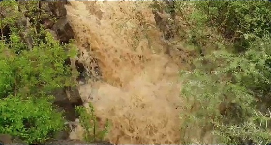 بالفيديو.. شلالات شرق بارق بعسير في أول أيام عيد الفطر المبارك