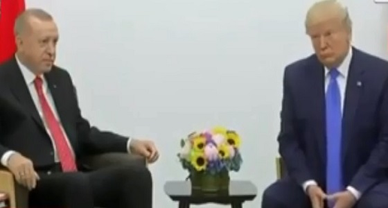 بالفيديو.. ترامب يهين أردوغان وفريقه أمام وسائل الإعلام والأتراك غاضبون 