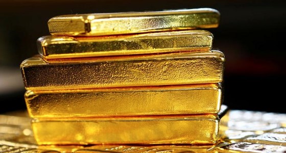 الذهب يتجاوز 1350 دولارا مع تزايد الطلب على الملاذ الآمن
