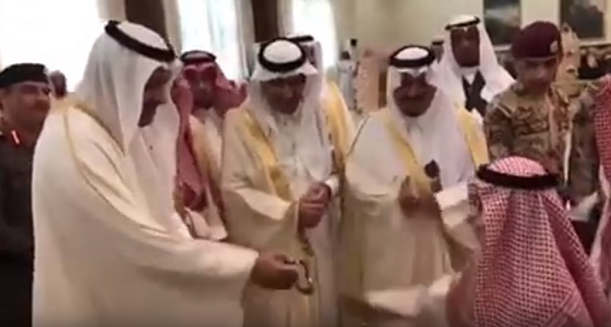 بالفيديو.. أمير الباحة يبدي أعجابه بقصيدة ألقاها طفل أمامه ويهديه ساعته